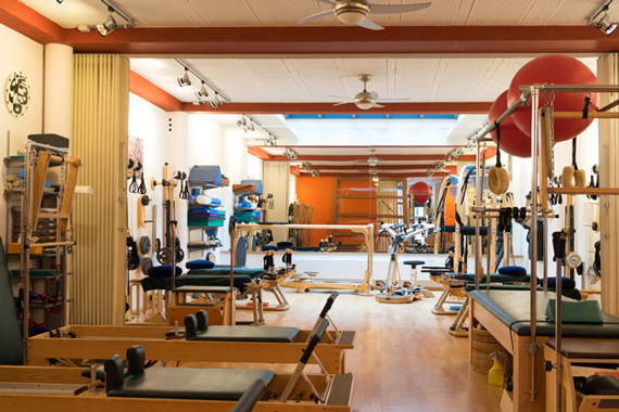 Grand studio lumineux, entièrement équipé d'une vaste gamme d'appareils et d'équipements.