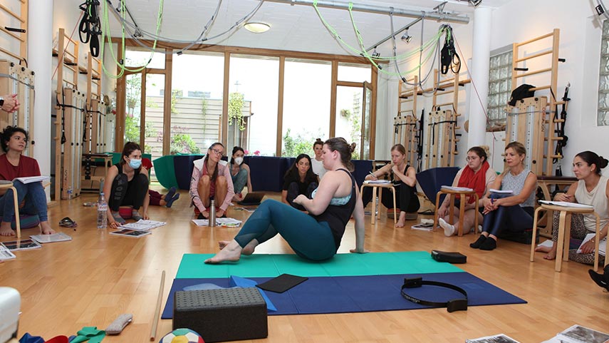 Découvrez comment devenir professeur de Pilates. Découvrez les programmes de certification, le temps nécessaire et ce que signifie être un professionnel qualifié en Pilates.