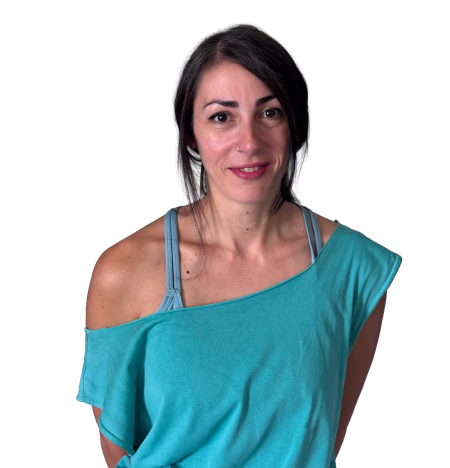 Une femme aux longs cheveux foncés, vêtue d'un haut turquoise à épaules dénudées, se tient debout devant un fond blanc uni sur lequel se détache la silhouette abstraite et à peine esquissée d'une figure.